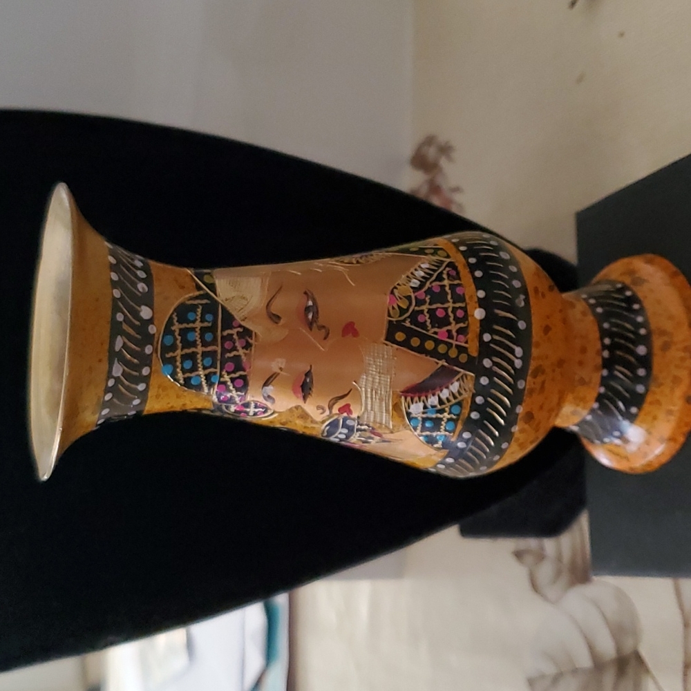 BEAUTIFUL VINTAGE HANDCRAFTED IN INDIA BRASS DECORATIVE VASE.
